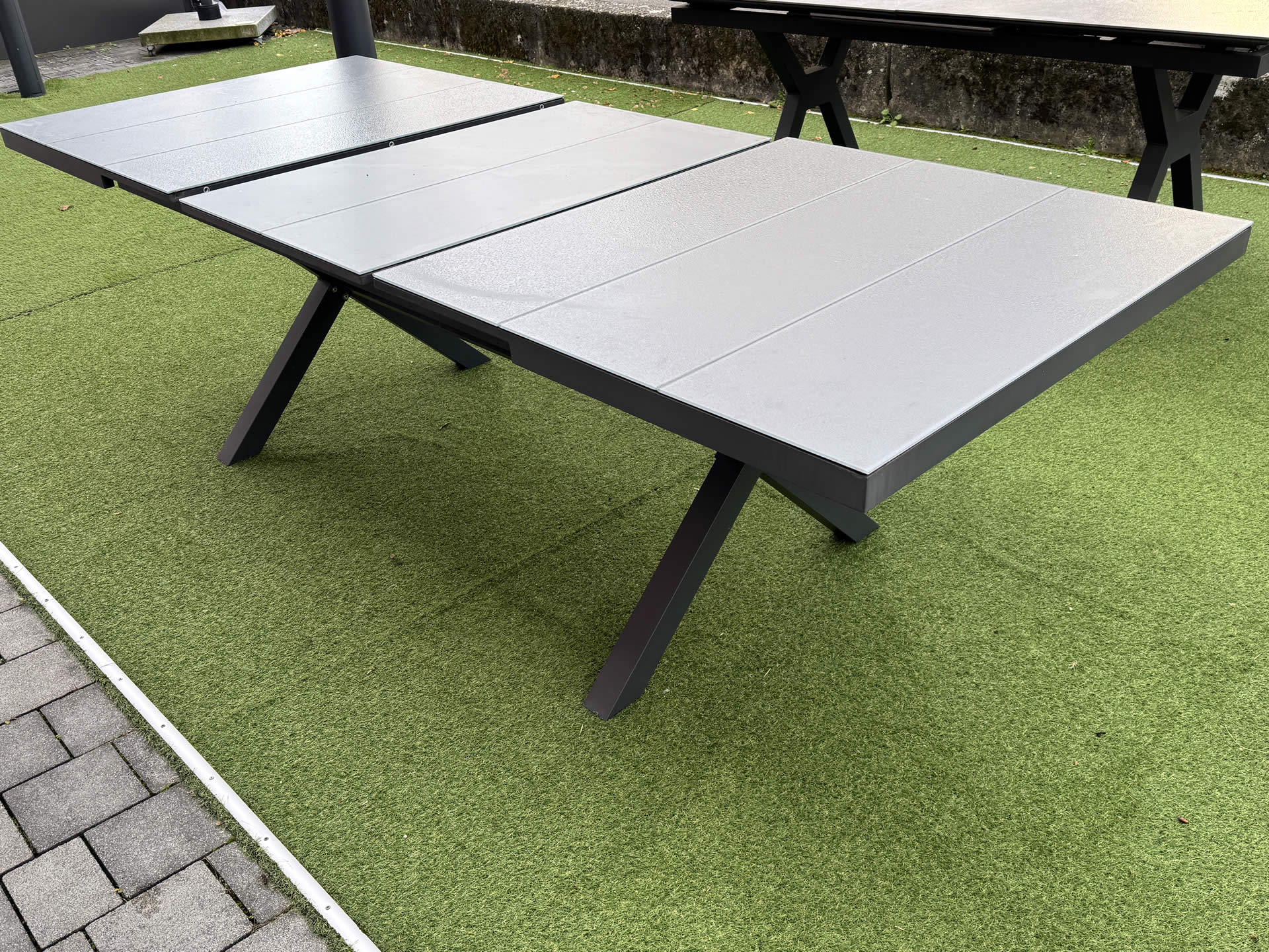 Hochkomfortabler Outdoor Auszugstisch