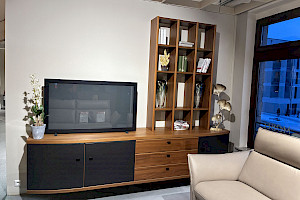 Wohnkombination in Nußbaum / Lack Graphit matt