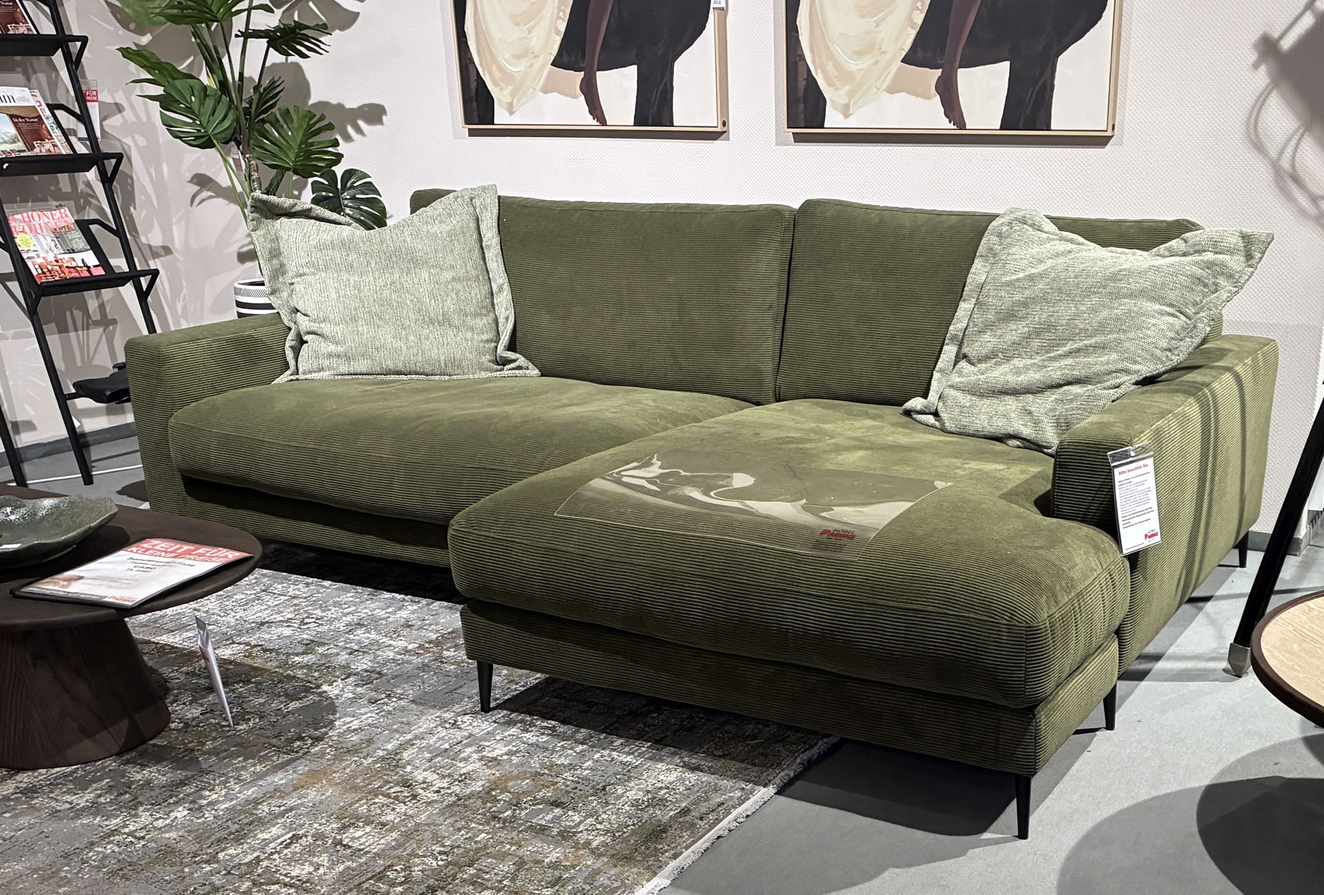 CARO - kleine Polsterecke in Cordstoff moos