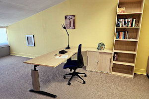 Schreibtisch mit Anbauschrank